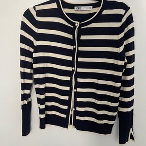 Zara Women's Navy and White Striped Sweater
